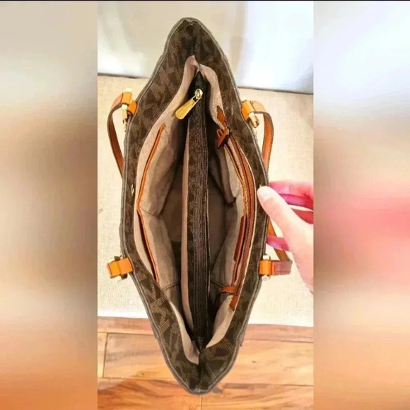 Michael Kors Signature Monogram Large Harper Tote - Picture 7 of 12